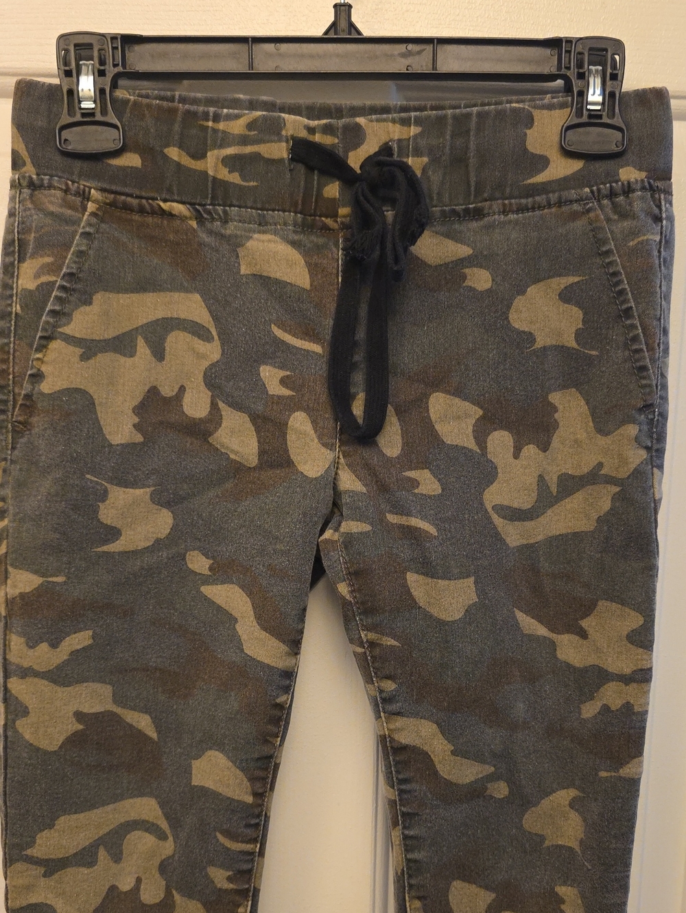 VIP Women's Camo Ankle Jogger Pants - Olive/Black